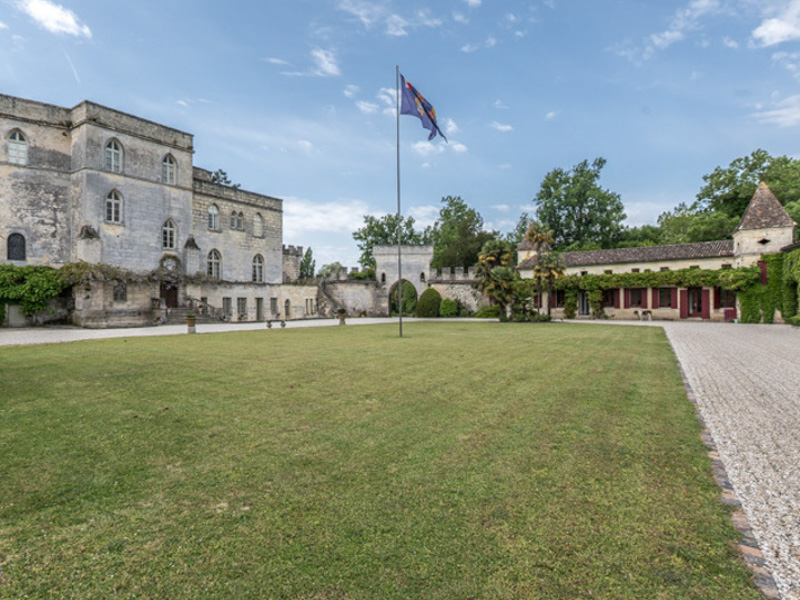 Cour du Château de Lamarque